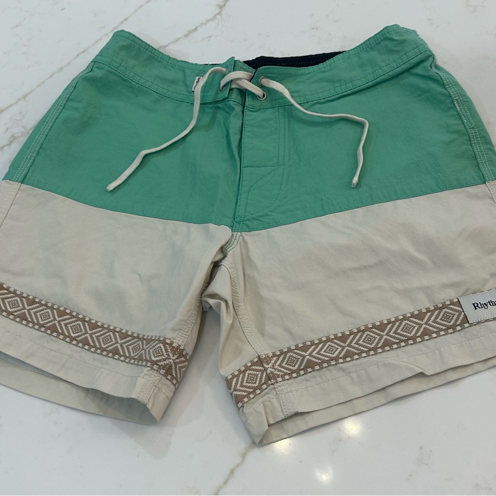 Men’s Mint Green and Cream Patterned Shorts -Size 30 (NWOT)